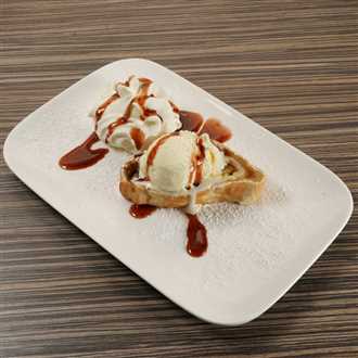 Heisser Apfelstrudel mit Vanilleeis uns Sahne